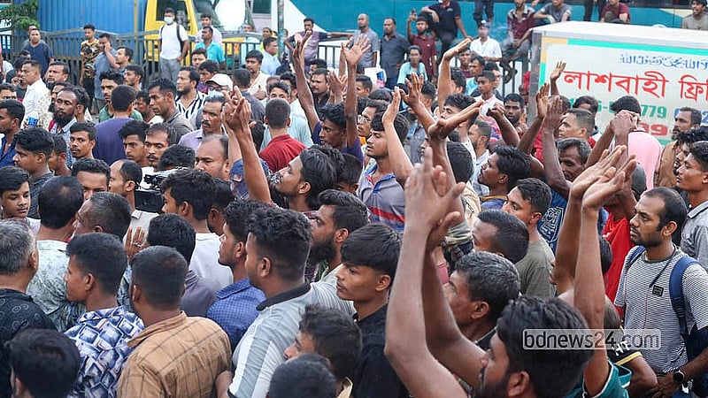রাস্তায় পার্কিং করে রাখা গাড়ি পুলিশের পক্ষ থেকে সরিয়ে নেওয়ার প্রতিবাদে বৃহস্পতিবার মহাখালী বাস টার্মিনালের সামনে সড়কে অবরোধ করেন পরিবহন মালিক-শ্রমিকরা।
