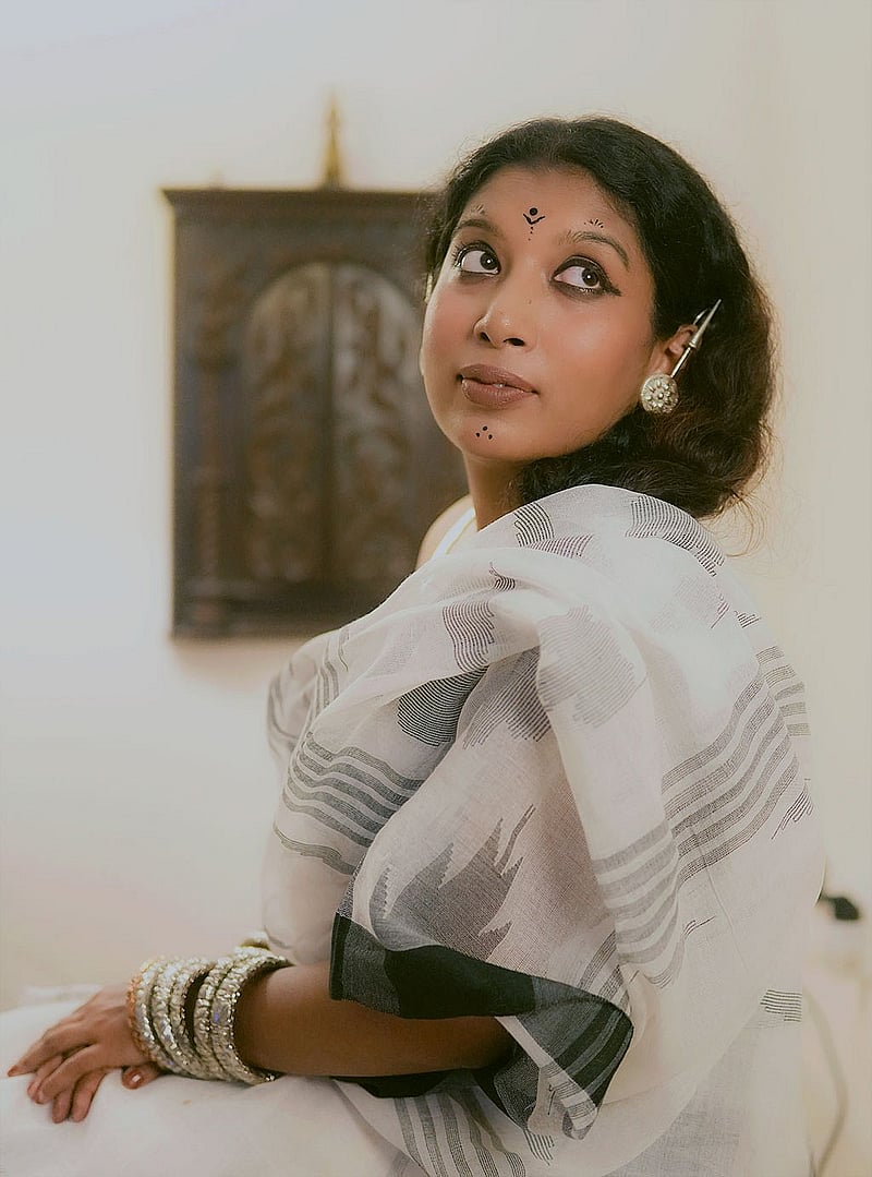 সাদা-লাল, গাঢ় রংয়ের শাড়ি বা উৎসবের পোশাকের সঙ্গে আলপনার টিপ পরা যায়। মডেল: অদিতি। ছবি: ট্রাইবাল ক্র্যাফটস।