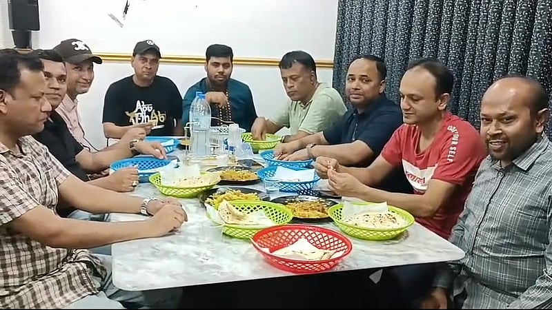 বাংলাদেশি রেস্তোরাঁয় প্রবাসী বন্ধুদের আড্ডা, ছবি: লেখক।