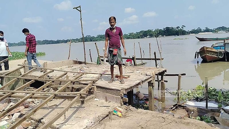 সুগন্ধার তীর দখল করে নির্মিত ৪ দোকান উচ্ছেদ