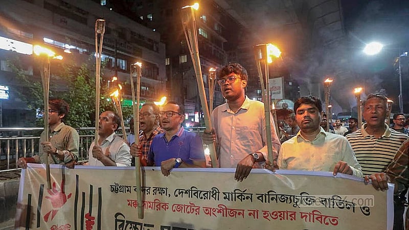 অন্তর্বর্তী সরকারের সময় যুক্তরাষ্ট্রের সঙ্গে হওয়া বাণিজ্যচুক্তি বাতিল এবং মক্কা সামরিক জোটে ঢাকার যোগ না দেওয়ার দাবিতে সোমবার পুরানা পল্টন এলাকায় মশাল মিছিল করে ‘বন্দর রক্ষা ও করিডোর বিরোধী আন্দোলন’।
