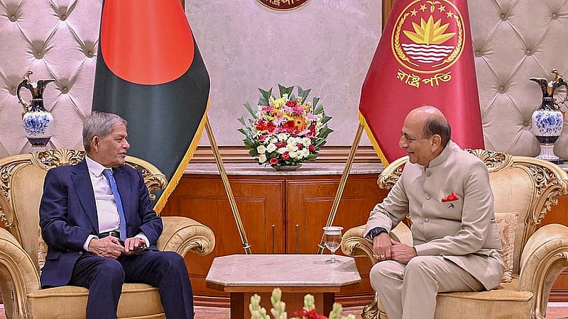 বঙ্গভবনে রাষ্ট্রপতি মির্জা ফখরুল ইসলাম আলমগীরের সঙ্গে মঙ্গলবার সাক্ষাৎ করেন ঢাকায় ভারতের হাই কমিশনার দীনেশ ত্রিবেদী