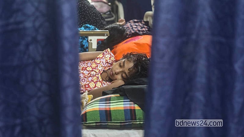 ঢাকার মুগদা মেডিকেল কলেজ হাসপাতালে চিকিৎসা নিচ্ছে হামের উপসর্গ নিয়ে ভর্তি হওয়া শিশুরা