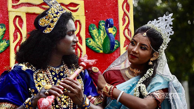 জন্মাষ্টমীর শোভাযাত্রায় রাধা-কৃষ্ণ সেজে হাজির হন তরুণ-তরুণীরা