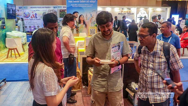 ঢাকার হোটেল ইন্টারকন্টিনেন্টালে তিন দিনের পর্যটন মেলায় দর্শনার্থীদের ভিড়