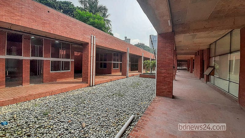 ওসমানী উদ্যানে নির্মাণ করা হয়েছে ফুড কোর্ট, জাদুঘর, লাইব্রেরি ভবন। চলতি বছন নাগাদ এ উদ্যান চালুর লক্ষ্যে চলছে শেষ মুহূর্তের কাজ