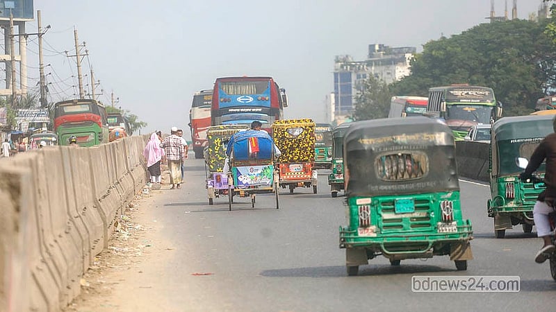 ঢাকা-চট্টগ্রাম মহাসড়কে দূরপাল্লার যানবাহন চলে দ্রুত গতিতে; তার মধ্যেই মহাসড়কে চলছে ব্যাটারিচালিত রিকশা