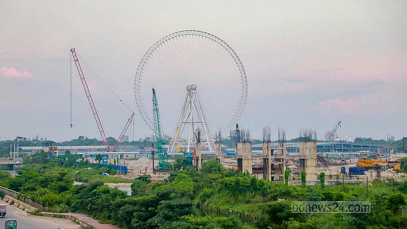 ঢাকার বসুন্ধরা আবাসিক এলাকাসংলগ্ন ৩০০ ফুট সড়কের পাশে সেন্ট্রাল পার্কে নির্মাণ করা হচ্ছে ‘ঢাকা আই’। ৯০ মিটার উঁচু ফেরিস হুইলটি বানানো হচ্ছে 'লন্ডন আইয়ের' আদলে