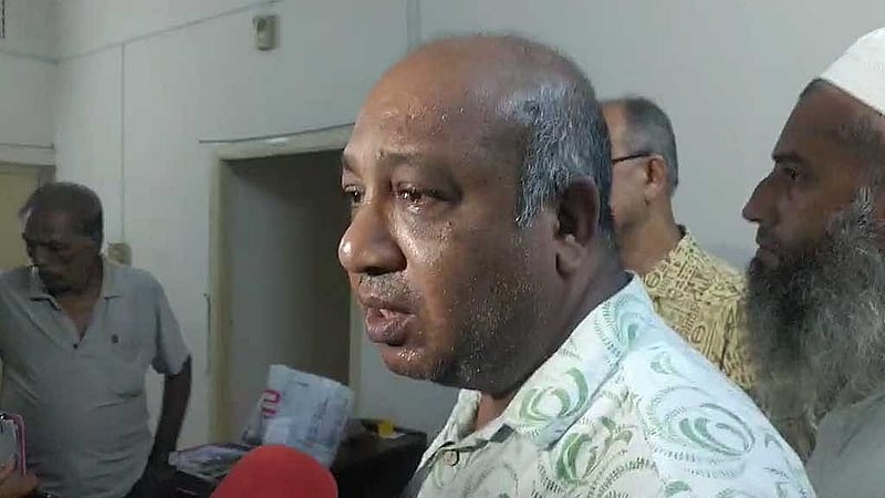 ঘটনাস্থলে সাংবাদিকদের সঙ্গে কথা বলছেন সাংবাদিক পুলক চ্যাটার্জির ভাই দীপক চ্যাটার্জি।