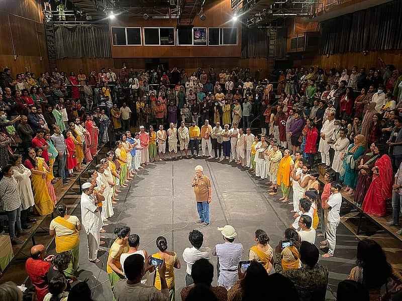 রাঢ়াঙ নাটকের সেটে মামুনুর রশীদ