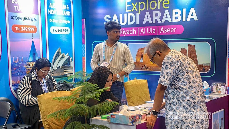 ঢাকার হোটেল ইন্টারকন্টিনেন্টালে পর্যটন মেলার স্টল ঘুরে দেখছেন দর্শনার্থীরা