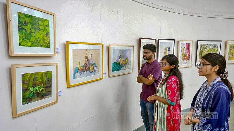 ঢাকা বিশ্ববিদ্যালয়ের চারুকলা অনুষদের জয়নুল গ্যালারিতে ‘বার্ষিক শিল্পকর্ম প্রদর্শনী’ ঘুরে দেখছেন দর্শনার্থীরা।