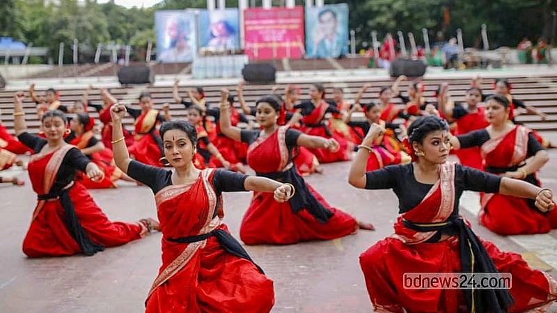 ঢাকায় কেন্দ্রীয় শহীদ মিনার প্রাঙ্গণে শনিবার বাংলাদেশ গণসঙ্গীত সমন্বয় পরিষদের আয়োজনে ‘রবীন্দ্র-নজরুল-সুকান্ত স্মরণ অনুষ্ঠানে’ নৃত্য পরিবেশন করেন শিল্পীরা।