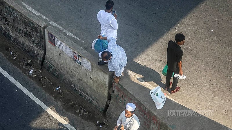 ঢাকার রায়েরবাগ এলাকায় পদচারী সেতু থাকলেও ঝুঁকি নিয়ে ঢাকা-চট্টগ্রাম মহাসড়ক পার হচ্ছে লোকজন