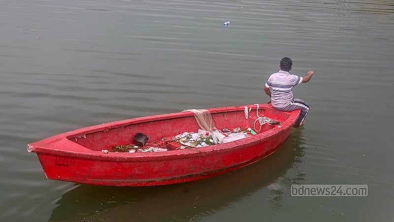জাতীয় সংসদ ভবনের ক্রিসেন্ট লেকে প্রতিদিন ঘুরতে যান হাজারো মানুষ। তাদের ফেলা বর্জ্য নৌকা নিয়ে ঘুরে ঘুরে পরিষ্কার করেন এক ব্যক্তি