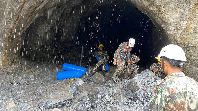 রাসুয়া জেলায় জলবিদ্যুৎ প্রকল্পের কাছাকাছি একটি সুড়ঙ্গের মুখে নেপালি সেনাবাহিনীর সদস্যরা অনুসন্ধান ও উদ্ধারকাজ চালাচ্ছেন। ছবি: রয়টার্স
