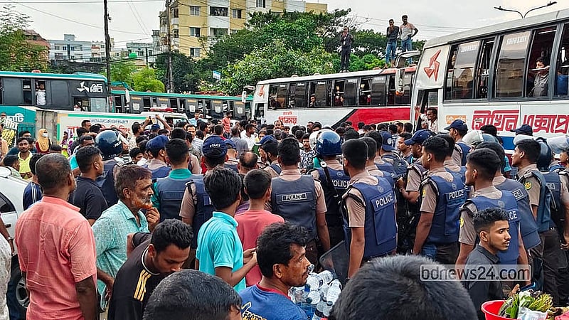 রাস্তায় পার্কিং করে রাখা গাড়ি পুলিশের পক্ষ থেকে সরিয়ে নেওয়ার প্রতিবাদে বৃহস্পতিবার মহাখালী বাস টার্মিনালের সামনে সড়কে অবরোধ করেন পরিবহন মালিক-শ্রমিকরা।