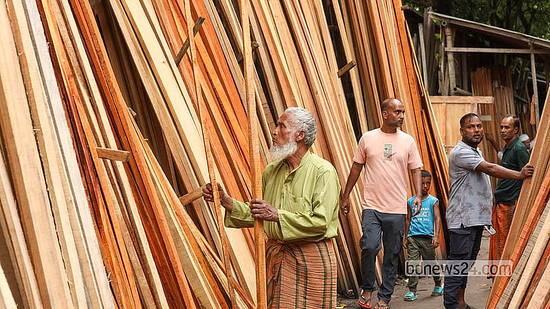 মুন্সীগঞ্জের দিঘীরপাড় ও লৌহজং এলাকার মানুষ ঘরবাড়ি নির্মাণ, আসবাবপত্র তৈরির জন্য প্রয়োজনীয় কাঠ সংগ্রহ করেন এ হাট থেকে
