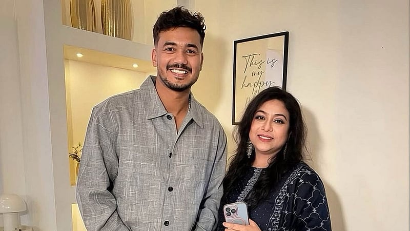 ফেইসবুকে তাসকিন এবং আরও কয়েকজনের সঙ্গে ছবি পোস্ট করেছেন শাবনূর। এই ক্রিকেটারকে দেশের গর্ব বলে মন্তব্য করেছেন অভিনেত্রী। 