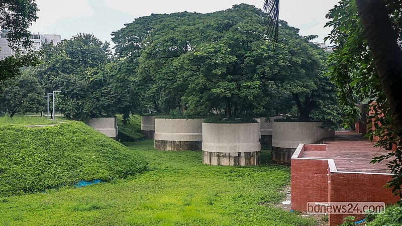 সংস্কারের অংশ হিসেবে ঢাকার ওসমানী উদ্যানে কিছু গাছ ঘিরে বানানো হয়েছে জলাশয়