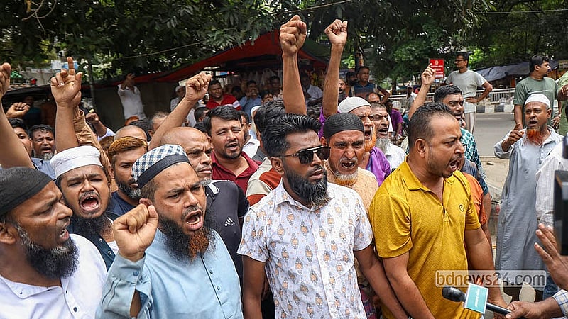 ব্যাটারিচালিত অটোরিকশা চলাচলের অনুমতি ও উচ্ছেদ বন্ধের দাবিতে মঙ্গলবার রাজধানীর শাহবাগে জাতীয় জাদুঘরের সামনের বিক্ষোভ দেখিয়েছেন চালকরা