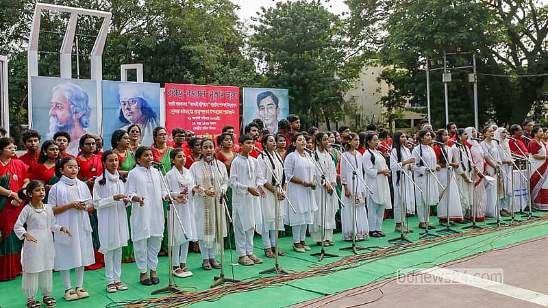 ঢাকায় কেন্দ্রীয় শহীদ মিনার প্রাঙ্গণে শনিবার বাংলাদেশ গণসঙ্গীত সমন্বয় পরিষদের আয়োজনে ‘রবীন্দ্র-নজরুল-সুকান্ত স্মরণ অনুষ্ঠানে’ সংগীত পরিবেশন করেন শিল্পীরা।