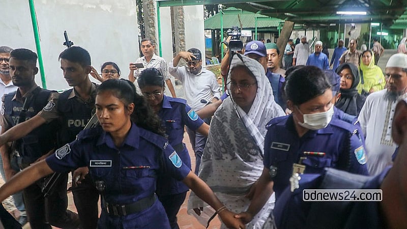 শেষবারের মত স্বামীকে দেখে গুলশানের আজাদ মসজিদ থেকে বেরিয়ে আসেন আওয়ামী লীগ নেতা ও সাবেক মন্ত্রী দীপু মনি