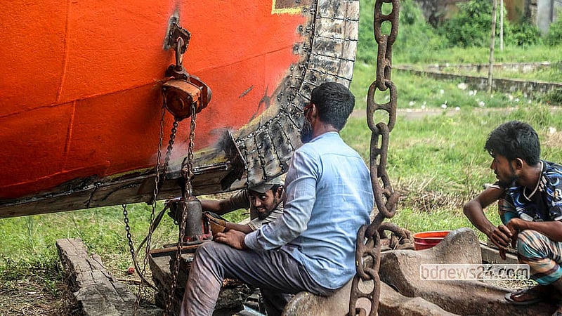 ঢাকার কেরাণীগঞ্জের বুড়িগঙ্গা নদী তীরে একটি ডকইয়ার্ডে কর্মব্যস্ততা