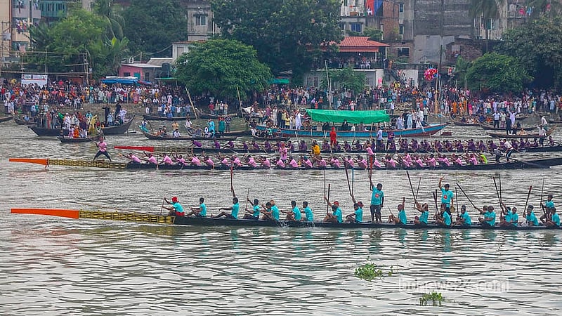 রাজধানী ঢাকার ৪১৬ বছর পূর্তি উপলক্ষে ঢাকা দক্ষিণ সিটি করপোরেশনের উদ্যোগে শুক্রবার বুড়িগঙ্গা নদীতে হয়েছে নৌকা বাইচ