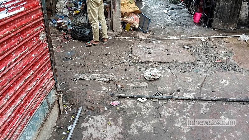 রাজধানীর কড়াইল বস্তির সড়ক জুড়ে তিতাস গ্যাসের অবৈধ সংযোগের পাইপ