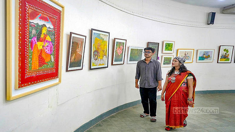 ঢাকা বিশ্ববিদ্যালয়ের চারুকলা অনুষদের জয়নুল গ্যালারিতে ‘বার্ষিক শিল্পকর্ম প্রদর্শনী’ ঘুরে দেখছেন দর্শনার্থীরা।