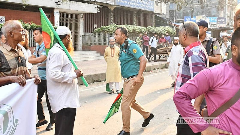 আইনশৃঙ্খলা রক্ষাকারী বাহিনীর সদস্যরা সোমবার ইসলামী ব্যাংকের প্রধান কার্যালয়ের সামনে চাকরিচ্যুত কর্মকর্তা-কর্মচারী ও সচেতন গ্রাহক ফোরামের সদস্যদের সরিয়ে দেয়।