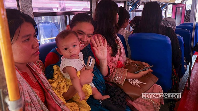 রাজধানীর তেজগাঁওয়ে বিআরটিসি ট্রাক ডিপো প্রাঙ্গণে মঙ্গলবার গোলাপি বাস সেবা উদ্বোধনের পর পরীক্ষামূলক যাত্রায় নারী যাত্রীরা