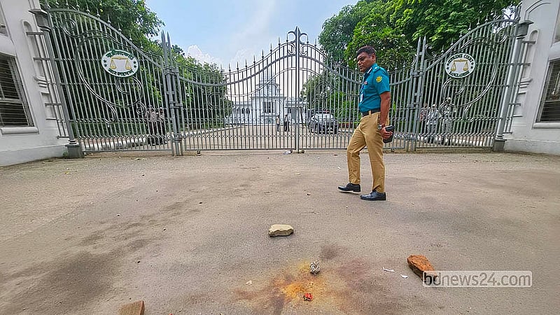 সুপ্রিম কোর্টের মূল ফটকের সামনে মঙ্গলবার দুপুরে হাতবোমার বিস্ফোরণের পর ঘটনাস্থলটি ইট দিয়ে চিহ্নিত করে রাখা হয়