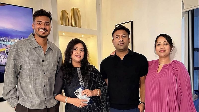 শাবনূর জানিয়েছেন, অস্ট্রেলিয়ার সিডনিতে তার ভাইয়ের বাসায় আয়োজিত এক ঘরোয়া আয়োজনে পরিবারসহ যোগ দিয়েছিলেন তাসকিন। সেখানে জমে ওঠে বারবিকিউ পার্টি।