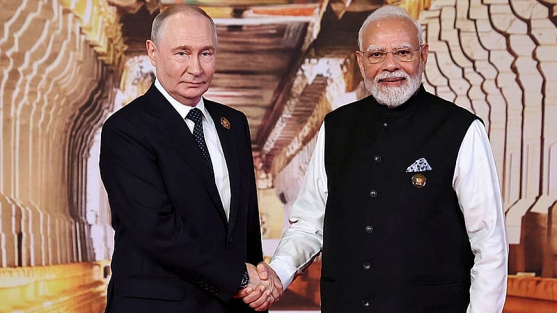 ভারতের রাজধানী নয়া দিল্লিতে ব্রিকস সম্মেলনে রাশিয়ার প্রেসিডেন্ট ভ্লাদিমির পুতিনকে স্বাগত জানান ভারতের প্রধানমন্ত্রী নরেন্দ্র মোদী