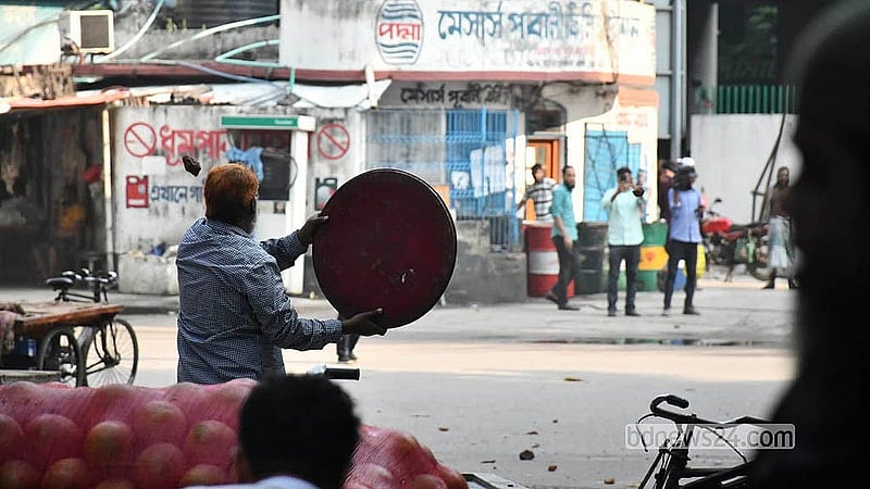 ইসলামী ব্যাংকের প্রধান কার্যালয়ের সামনে সোমবার চাকরিচ্যুত কর্মকর্তা ও সচেতন গ্রাহক ফোরামের সদস্যদের মধ্যে সংঘর্ষ ও ধাওয়া পাল্টা ধাওয়ার ঘটনা ঘটে।
