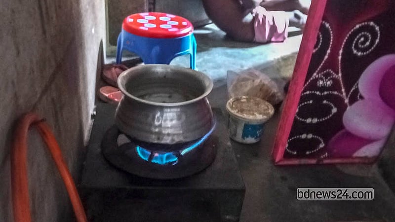 ঢাকার কড়াইল বস্তির জামাইবাজার এলাকায় একটি বাড়িতে তিতাস গ্যাসে রান্না হচ্ছে। স্থানীয়রা জানান, পুরো বস্তিজুড়ে তিতাস গ্যাসের সংযোগ রয়েছে কয়েক হাজার