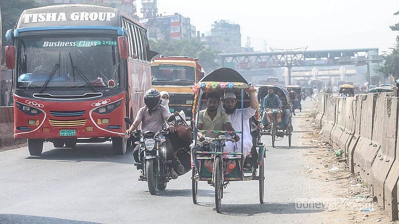 ঢাকা-চট্টগ্রাম মহাসড়কে দূরপাল্লার যানবাহন চলে দ্রুত গতিতে; তার মধ্যেই মহাসড়কে চলছে ব্যাটারিচালিত রিকশা