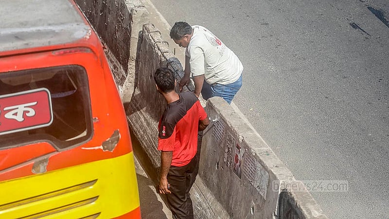 ঢাকার রায়েরবাগ এলাকায় পদচারী সেতু থাকলেও ঝুঁকি নিয়ে ঢাকা-চট্টগ্রাম মহাসড়ক পার হচ্ছে লোকজন