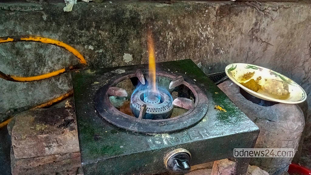 অনুমতি ছাড়া সড়ক খুঁড়ে গ্যাস সংযোগের চেষ্টা, ২ শ্রমিক আটক