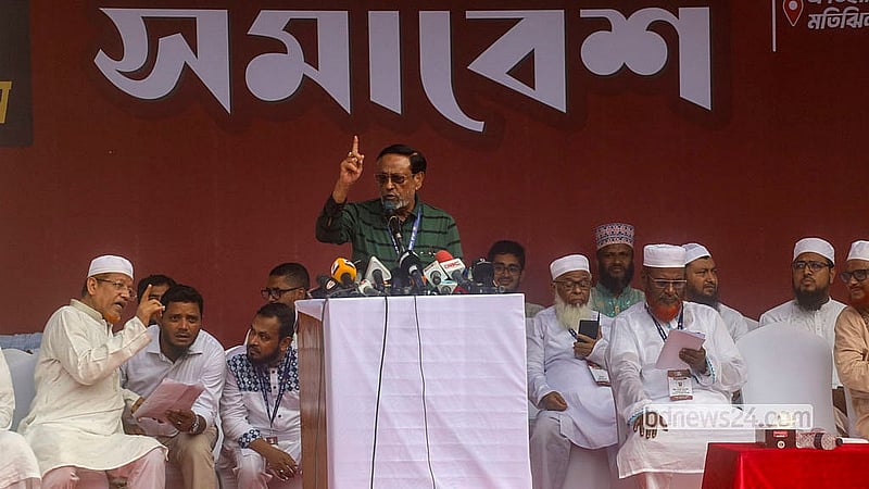 মতিঝিলের শাপলা চত্বরে শনিবার সকালে চট্টগ্রাম অভিমুখী ‘লং মার্চ’ কর্মসূচির উদ্বোধনী সমাবেশে লিবারেল ডেমোক্রেটিক পার্টির (এলডিপি) প্রেসিডেন্ট অলি আহমদ