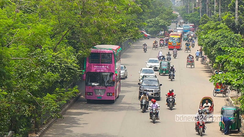 রাজধানীর তেজগাঁওয়ে বিআরটিসি ট্রাক ডিপো প্রাঙ্গণে মঙ্গলবার গোলাপি বাস সেবা উদ্বোধনের পর তেজগাঁও এলাকার সড়কে পরীক্ষামূলকভাবে চলতে দেখা যায় একটি বাস