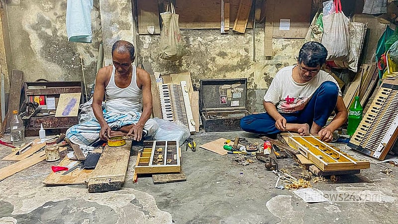 পুরান ঢাকার শাঁখারীবাজারে দেশীয় বাদ্যযন্ত্র তৈরিতে ব্যস্ত কারিগররা