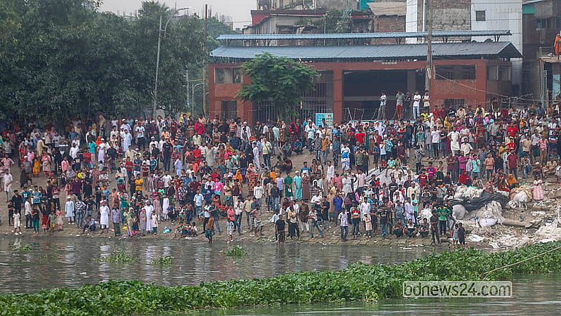 রাজধানী ঢাকার ৪১৬ বছর পূর্তি উপলক্ষে বুড়িগঙ্গা নদীতে নৌকা বাইচ দেখতে ভিড় করেন অনেক মানুষ