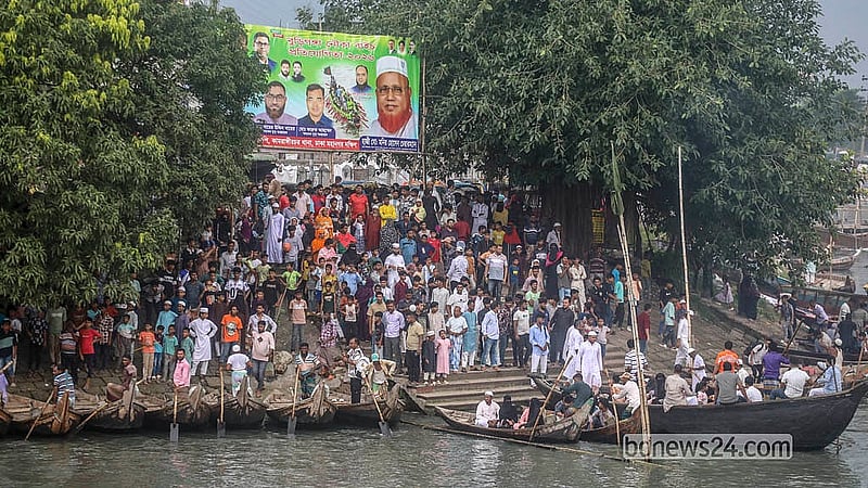 রাজধানী ঢাকার ৪১৬ বছর পূর্তি উপলক্ষে বুড়িগঙ্গা নদীতে নৌকা বাইচ দেখতে ভিড় করেন অনেক মানুষ
