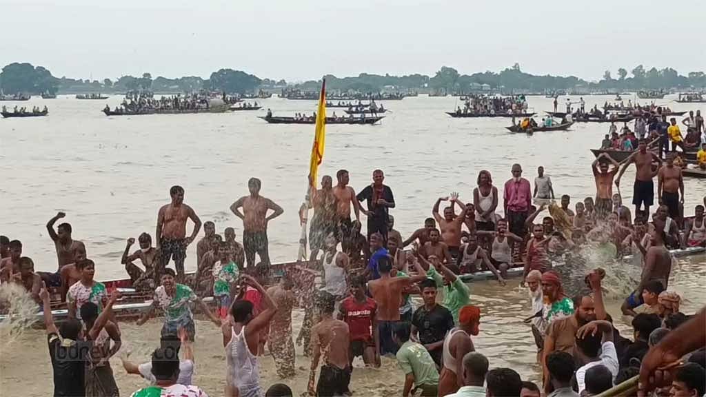 পদ্মাপাড়ে মানুষের ঢল, শেষ হল তিন দিনের নৌকা বাইচ