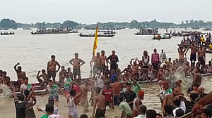 পদ্মাপাড়ে মানুষের ঢল, শেষ হল তিন দিনের নৌকা বাইচ