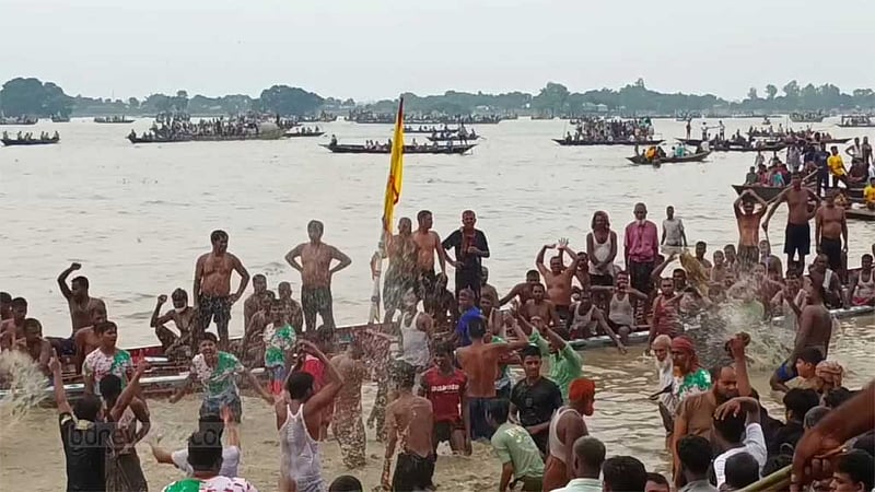 পদ্মাপাড়ে মানুষের ঢল, শেষ হল তিন দিনের নৌকা বাইচ