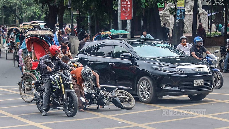 ঢাকা বিশ্ববিদ্যালয় এলাকায় সোমবার ব্যাটারিচালিত রিকশার সঙ্গে সংঘর্ষের পর সড়কে পড়ে যান এক মোটরসাইকেল চালক